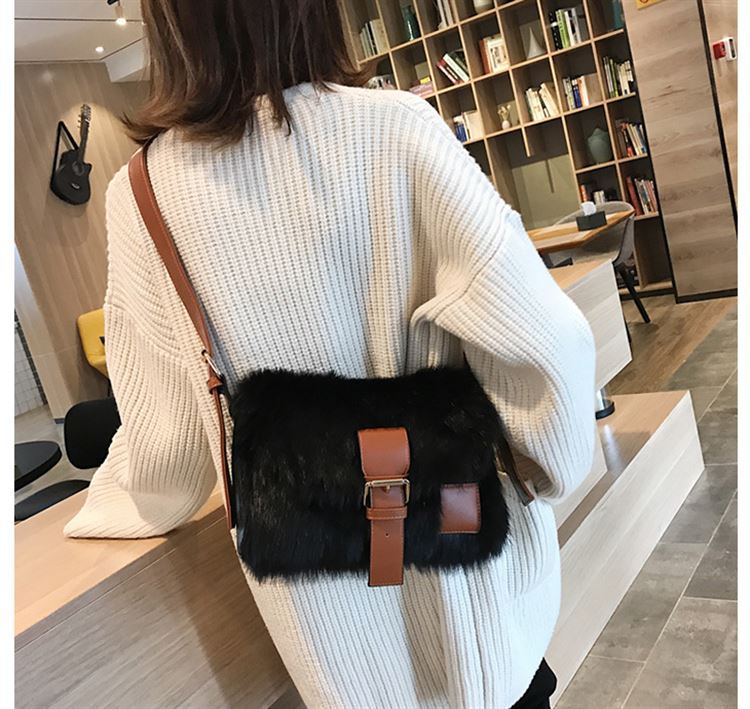 Luxurious Plush Autumn Winter Crossbody Bag: Cozy Elegance for the Colder Seasons